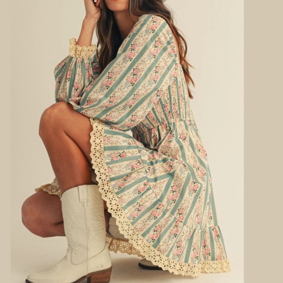 Vintage-Inspired Floral Long Sleeve Dress Lace Trim - Picture 3 of 6